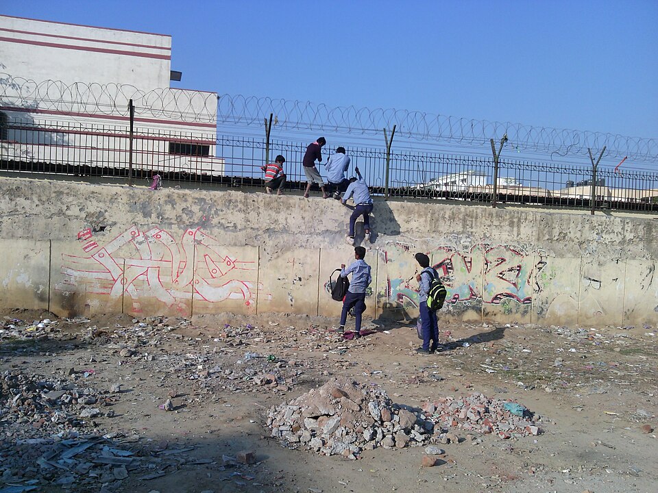 दुनिया भर में लाखों शरणार्थी बच्चे स्कूल से बाहर, यूएनएचसीआर ने जताई चिंता