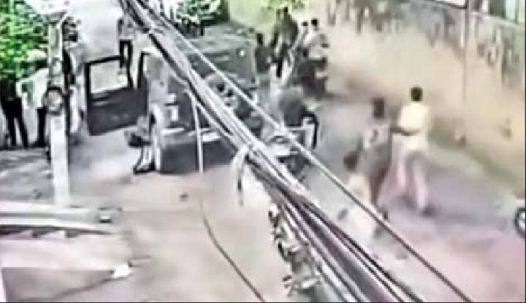 स्कूल से लौटते भाइयों पर हमला