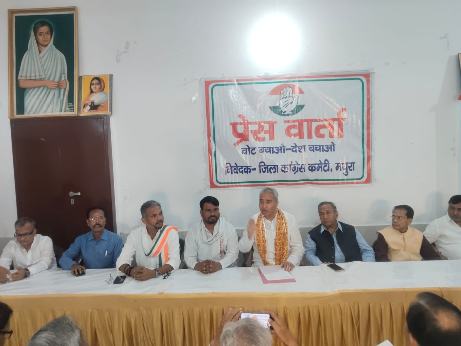मथुरा में कांग्रेस ने चुनाव आयोग पर उठाए सवाल, इस्तीफे की मांग