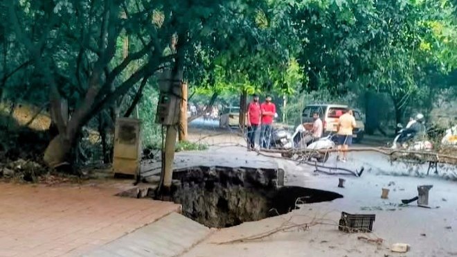 आगरा में फिर धंसी सड़क, सात मीटर तक गहरा गड्ढा!