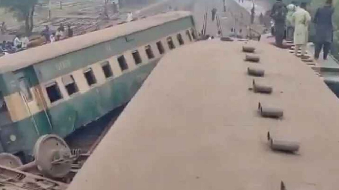 पाकिस्तान में ट्रेन हादसा, 5 की मौत