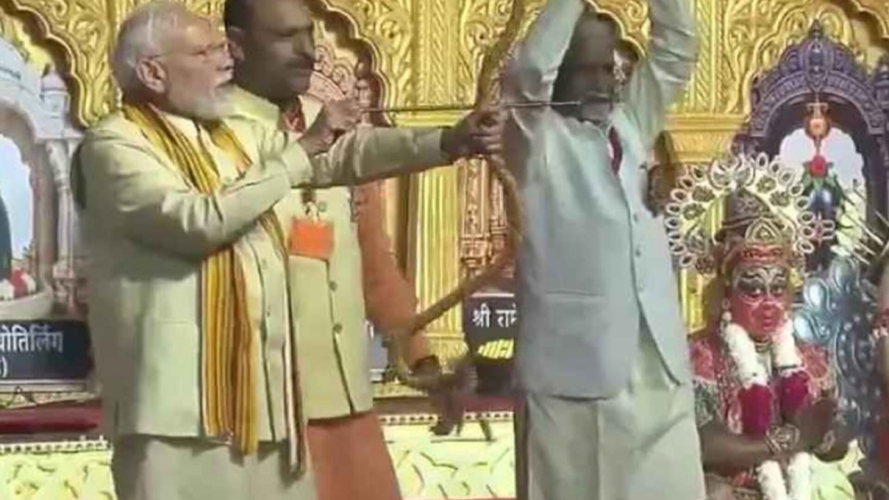 PM मोदी ने चलाया तीर, धू-धू कर जला रावण