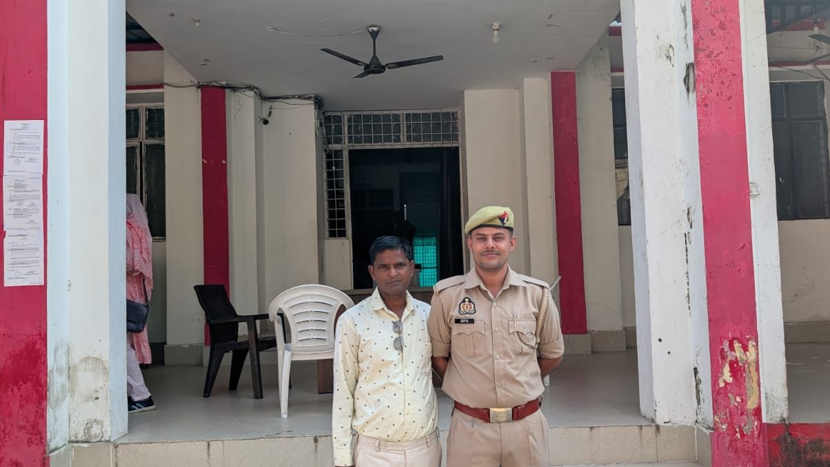मिड-डे मील के चेक में हेराफेरी कर 2.15 लाख रुपये के गबन का आरोप, वांछित गिरफ्तार