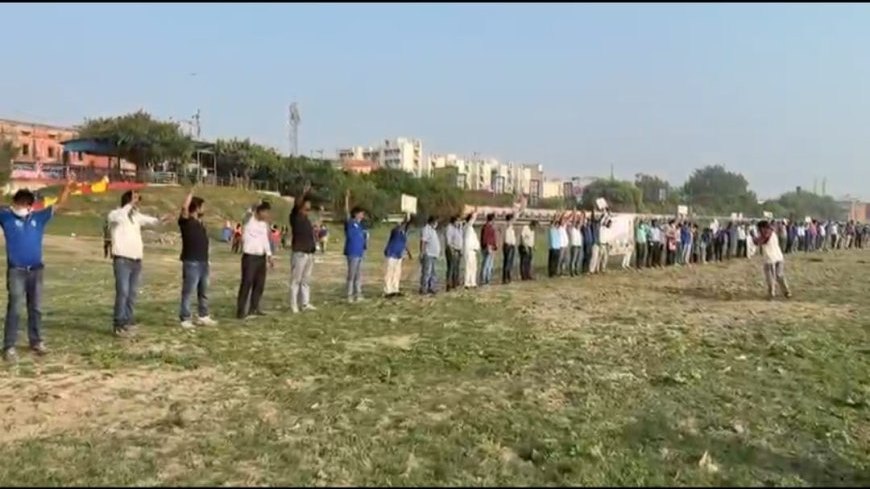 यमुना की बदहाली पर मानव श्रृंखला, बैराज और गाद सफाई की मांग