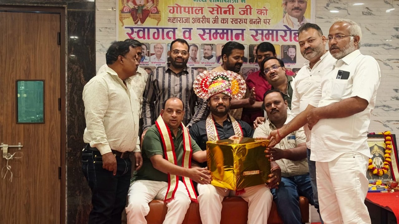 महाराजा अंबरीष के स्वरूप बने गोपाल सोनी का किया सम्मान