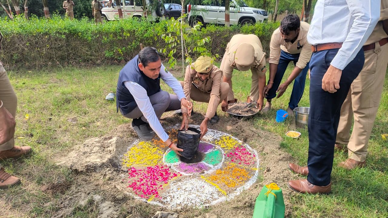 सौभरि वन में डीएम और एसएसपी ने किया पौधरोपण