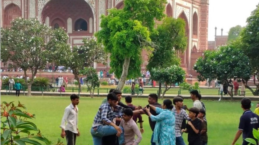 ताजमहल में पर्यटकों के बीच जमकर मारपीट