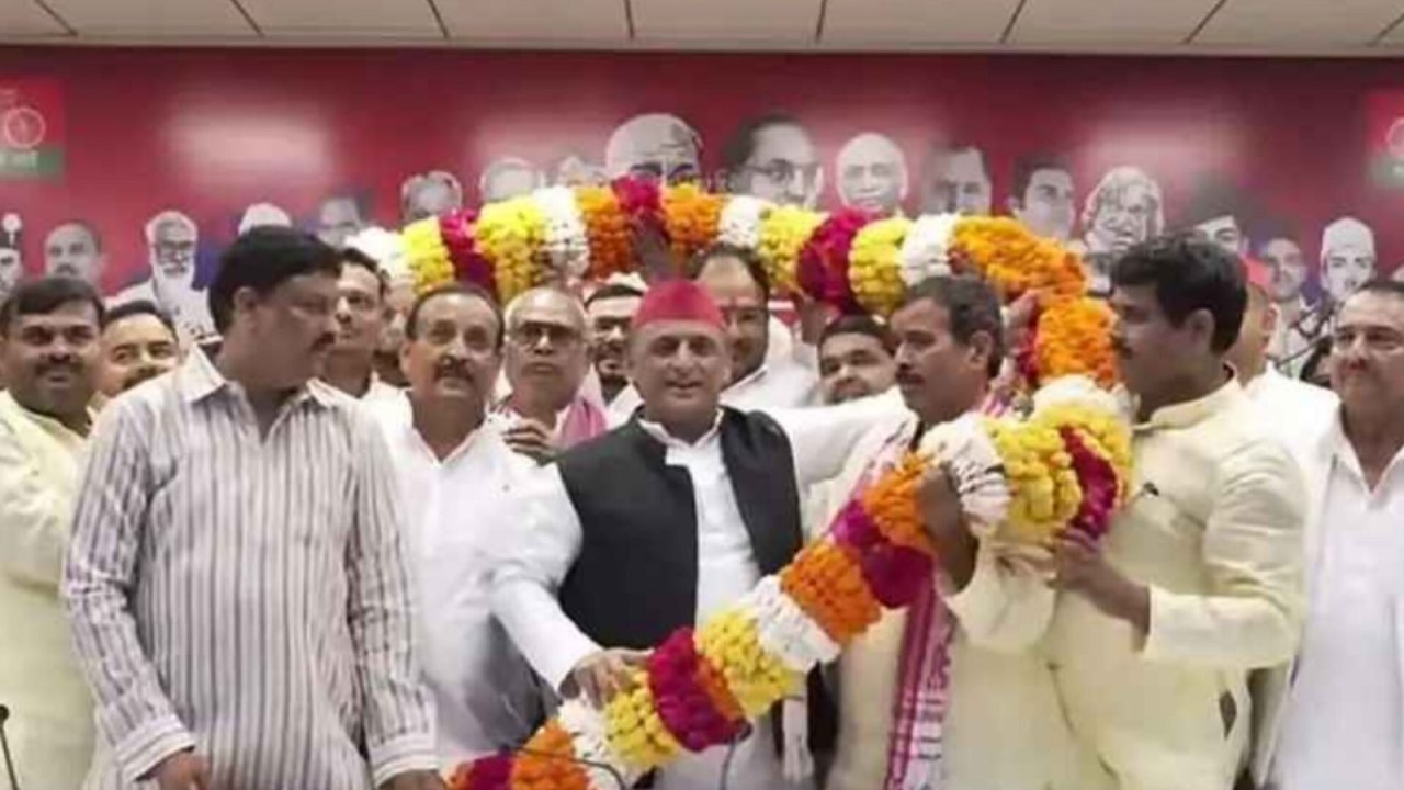 गोंडा के बीजेपी नेता भवानी भीख शुक्ला समेत 5 बेटों ने ली सपा सदस्यता