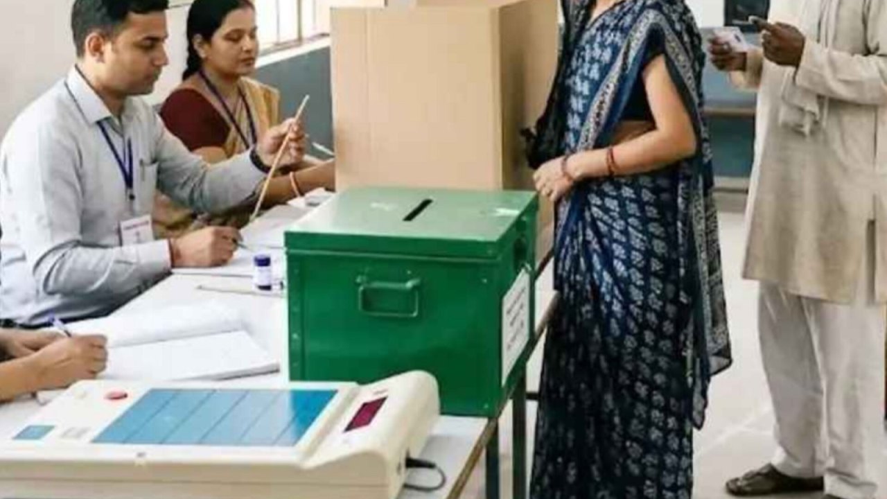 UP में MLC चुनाव: आज बैलेट पेपर से वोटिंग, EVM नहीं
