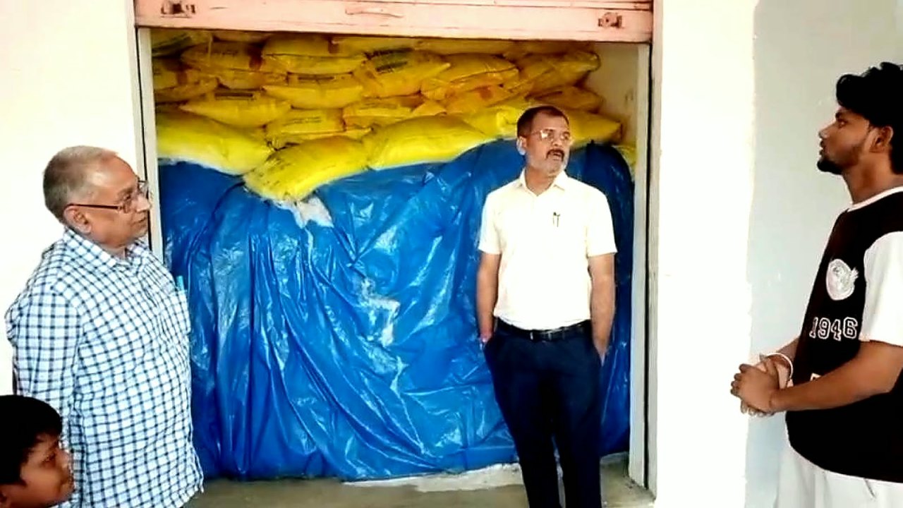 खाद की दुकानों पर कृषि विभाग का छापा, ओवररेटिंग के आरोप