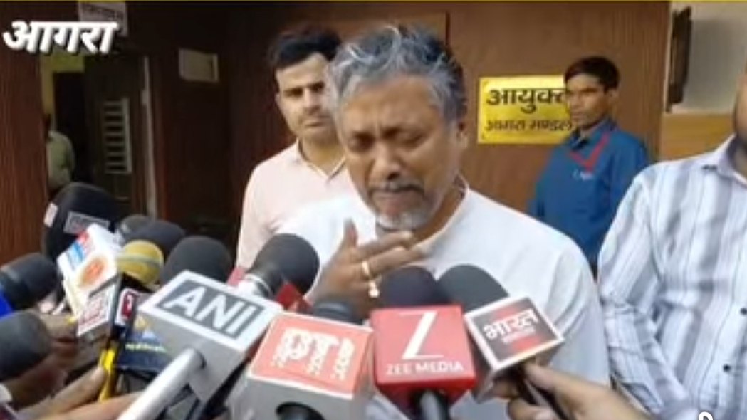 आगरा एमएलसी चुनाव में घमासान: कैमरे के सामने रो पड़े सपा प्रत्याशी आकाश अग्रवाल, प्रशासन पर लगाए गंभीर आरोप