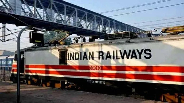 मालगाड़ी का इंजन फेल, मथुरा-राया रेलखंड पर थमी रफ्तार, कई ट्रेनें स्टेशनों पर रोकीं