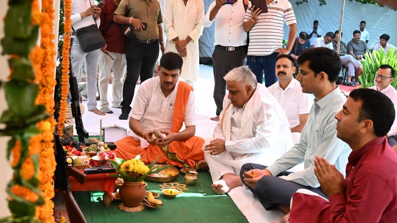 विजयादशमी पर पुलिस लाइन मुरैना में विधि-विधान से सामूहिक शस्त्र पूजन संपन्न