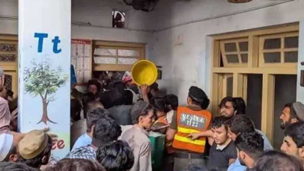 पेशावर स्कूल हादसा: छत गिरने से 21 बच्चों की मौत, 40 से अधिक घायल