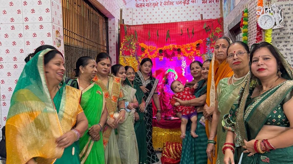 फतेहाबाद के राजपूत मोहल्ला स्थित नवदुर्गा पंडाल में महिला मंडल का धार्मिक आयोजन, माता की भेंट गाकर बांटा प्रसाद